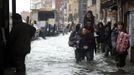 Tourists walk in a flooded street during a period of seasonal high water in Venice November 1, 2012. The water level in the canal city rose to 140 cm (55 inches) above normal, according to the monitoring institute. REUTERS/Manuel Silvestri (ITALY - Tags: ENVIRONMENT SOCIETY TRAVEL) ATTENTION EDITORS - ITALIAN LAW REQUIRES THAT THE FACES OF MINORS ARE MASKED IN PUBLICATIONS WITHIN ITALY Published: Lis. 1, 2012, 1:19 odp.