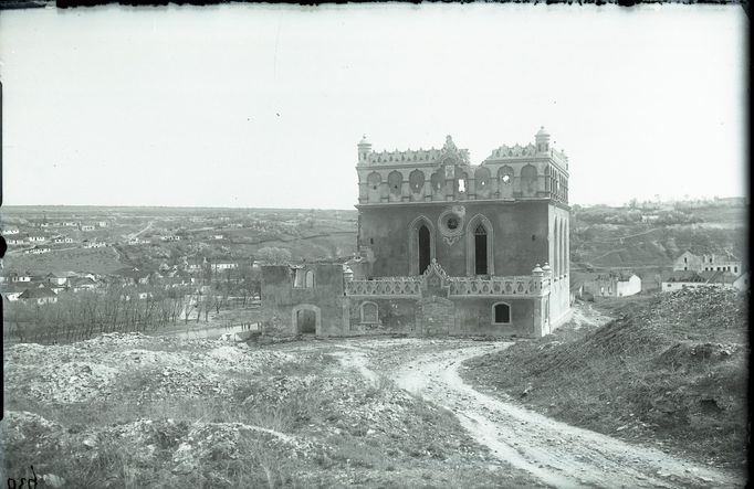 Zničená synagoga v Husjatyně, východní Halič, přibližně 1917.