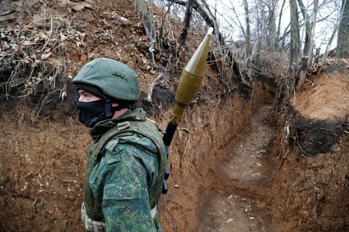 Muž v zákopech na východě Ukrajiny na straně proruských separatistů.