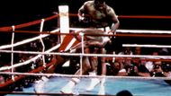 Jeden z nejslavnějších zápasů boxerské historie, který vstoupil do dějin pod názvem The Rumble in the Jungle (Rachot v džungli), se odehrál 30. října 1974 v Kinshase. Muhammad Alimu, který nastoupil proti obávanému a mladšímu, dosud neporaženému šampionu Georgi Foremanovi, skoro nikdo nedával šanci na úspěch. Ali však vsadil na defenzivní pojetí a namísto svého obvyklého tanečního stylu se stále opíral o provazy a snažil se krýt soupeřovy útoky. Jeho plán nechat Foremana utahat se údery, které neměly větší efekt, Alimu vyšel. Soupeře knokautoval v osmém kole, čímž si vydobyl znovu titul největšího boxerského šampiona.