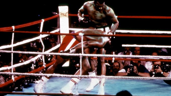 George Foreman padá po zásahu od Muhammada Aliho.