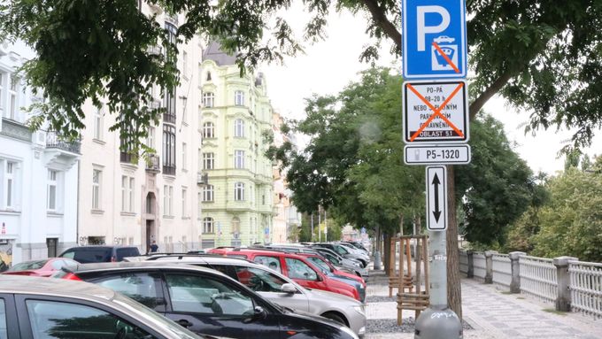 Oranžové pásky z nových značek v Praze 5 a 6 zmizí uprostřed příštího týdne.