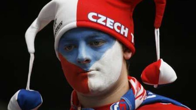 Český fanoušek v hledišti před začátekm zápasu s Itálií.