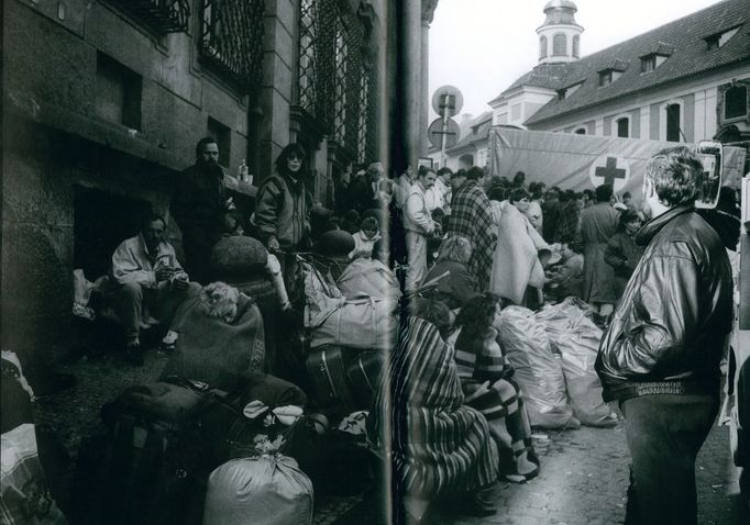 Situace před velvyslanectvím SRN, Praha 1989. Ukázka z knihy Osudové chvíle Československa, kterou v roce 2018 vydalo nakladatelství Czech Top Photo.