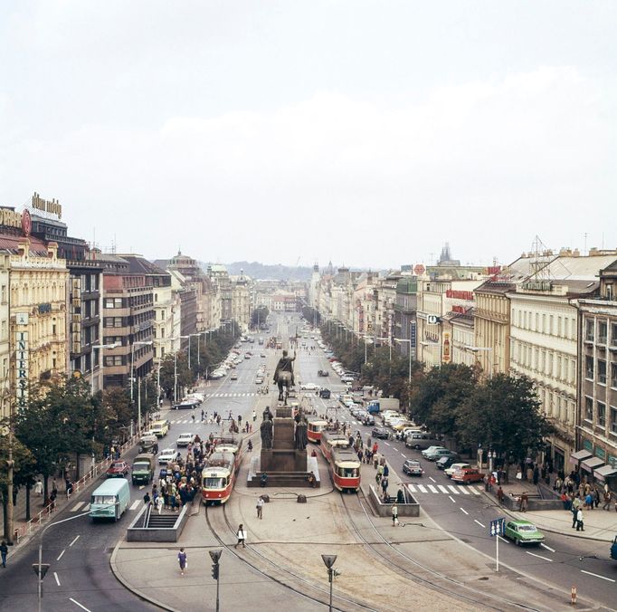 Historická fotografie zachycující provoz tramvajové linky na Václavském náměstí, která zde byla v provozu mezi lety 1884-1980.