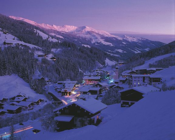 Pohled na večerní Wildschönau v zimě