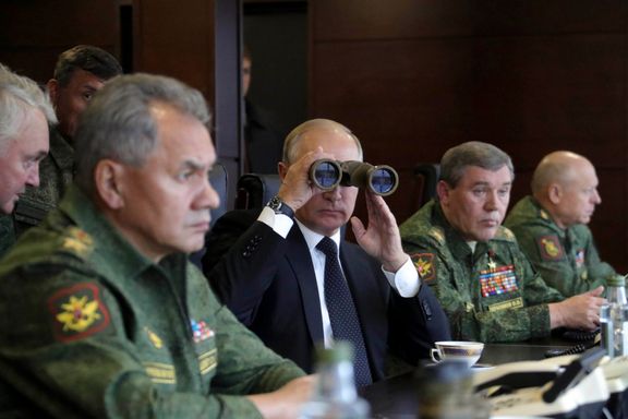 Ruský prezident Vladimir Putin (uprostřed s dalekohledem) sleduje vojenské cvičení Zapad 2017. 