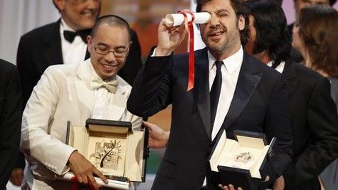 Javier Bardem a Apichatponga Weerasethakul při předávání cen v Cannes: oba se ucházejí o cizojazyčného Oscara