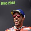 Andrea Dovizioso slaví vítězství v závodě MotoGP v Brně 2018.