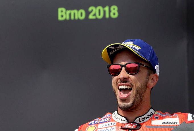 Andrea Dovizioso slaví vítězství v závodě MotoGP v Brně 2018.