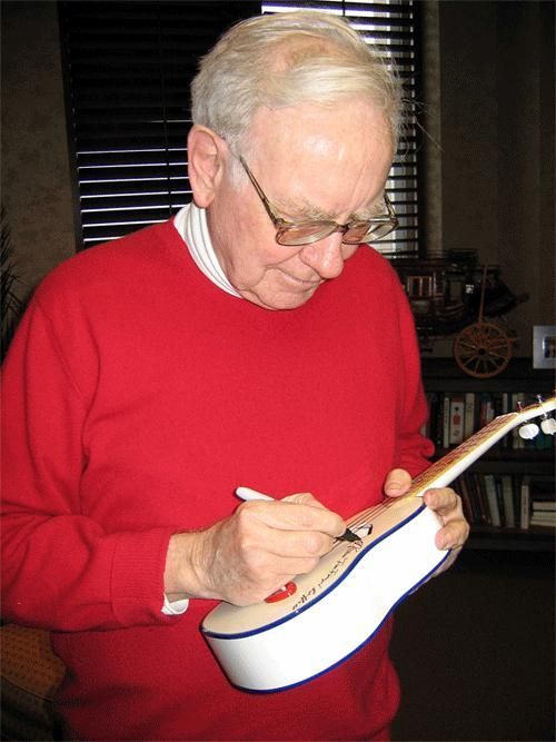 Warren Buffett podepisuje ukulele