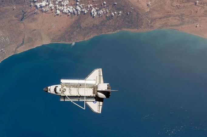 Další snímek pořízený z paluby ISS pochází ze 7. března. Ukazuje raketoplán Discovery při cestě domů. Tady se "vznáší" nad jihozápadním pobřežím Maroka.