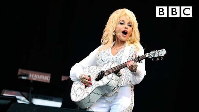 Skladba Jolene, jak ji Dolly Parton zpívala na britském festivalu Glastonbury v roce 2014.