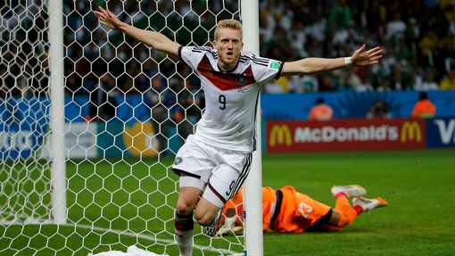 MS 2014, Německo-Alžírsko: Andre Schürrle slaví gól