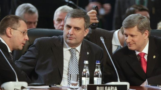 Bulharský premiér Sergej Stanišev (uprostřed) na summitu NATO v Bukurešti.