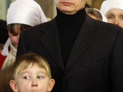 Realita sedmého ledna, jak jej letos zažil Vladimir Putin, se od divoké prognózy Andrewa Kuchinse nemohla víc lišit. Místo toho, aby ležel v márnici, navštívil ruský prezident 