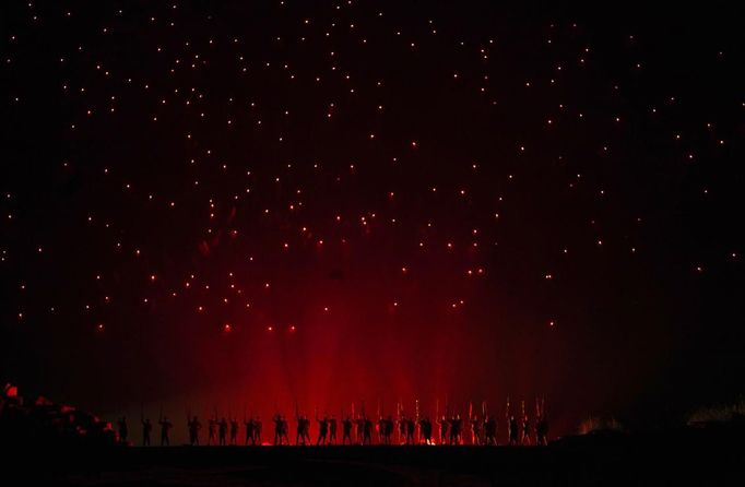 Actors perform a theatrical re-enactment of the Red Army and the beginning of the Long March in Jinggangshan, Jiangxi province September 20, 2012. Jinggangshan is where former Chinese leader Mao Zedong's career as a revolutionary began to take off. In 1927, Mao and several communist leaders fled with a few thousands to the hills of Jinggangshan, hounded and outnumbered by Nationalist forces. REUTERS/Carlos Barria (CHINA - Tags: POLITICS SOCIETY TPX IMAGES OF THE DAY) Published: Zář. 20, 2012, 2:53 odp.