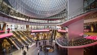 Fulton Center (New York, USA). Newyorské metro je vyhlášené temnotou a špínou. Ne však Fulton Center, nově otevřená přestupní stanice pro devět linek metra v dolním Manhattanu, tvořená obrovským kuželovitě klenutým proskleným okem, kterým proniká světlo až hluboko pod úroveň ulice.