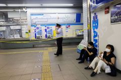 Muž pobodal čtyři lidi v příměstském vlaku v Tokiu, policie ho dopadla