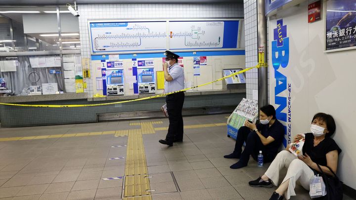 Muž pobodal čtyři lidi v příměstském vlaku v Tokiu, policie ho dopadla; Zdroj foto: Reuters