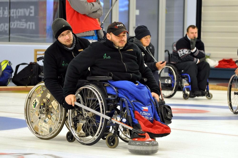 Celek Jedličkova ústavu při úvodních kolech nového ročníku Eurovia ligy curlingu vozíčkářů