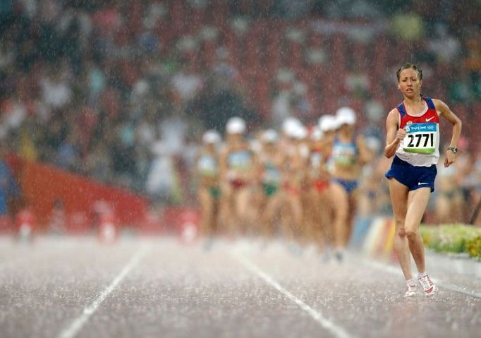 CHŮZE - V hustém dešti končil 2Okilometrový chodecký maraton. Do cíle dovedla peloton chodkyň Ruska Olga Kaniskinová.