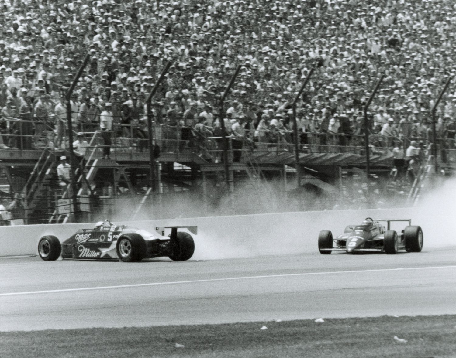 Indy 500: Danny Sullivan (5) a Mario Andretti (3) - 1985