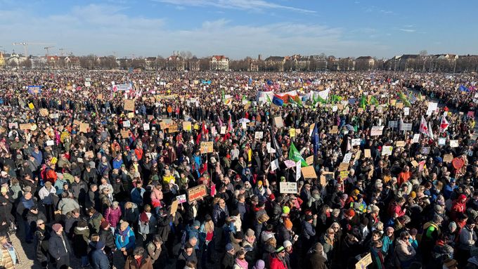 Více než čtvrt milionu Němců protestovalo proti spolupráci demokratických politiků se stranou AfD, která je označovaná za pravicově populistickou až krajně pravicovou.