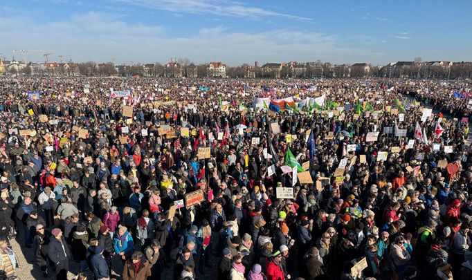 Více než čtvrt milionu Němců protestovalo proti spolupráci demokratických politiků se stranou AfD, která je označovaná za pravicově populistickou až krajně pravicovou.