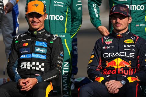 Společní focení jezdců F1 na konci sezony 2025 v Abú Zabí