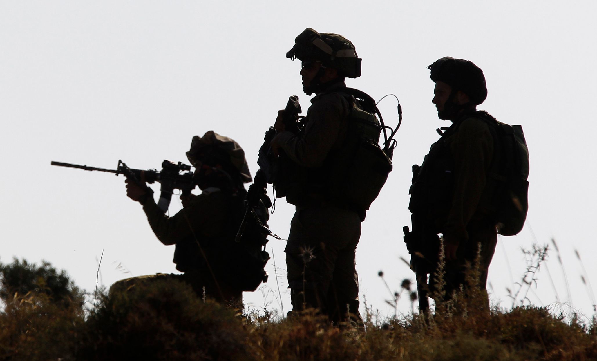 Izraelští vojáci pátrají po třech zmizelých mladících na Západním břehu.