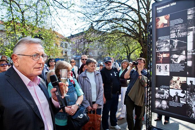 ... aby za velkého zájmu Plzeňanů komentoval vernisáž snímků a plakátů svých filmů...