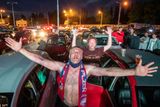 Gabriel Kuchta (Deník N) - Fanoušci sledují zápas FC Viktoria Plzeň proti AC Sparta Praha v autokině v Plzni, 27. května 2020.