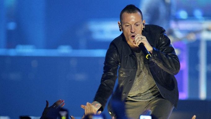 Zpěvák Linkin Park se oběsil. Chester Bennington už v minulosti o sebevraždě uvažoval.