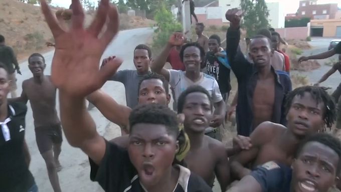 Přes 100 migrantů násilně proniklo do španělské exklávy Ceuta