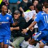 Fotbalisté Chelsea oslavují Nicolase Anelku