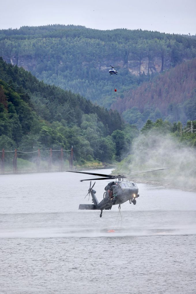 Vrtulník Sikorsky UH-60 Black Hawk polské policie během hašení požáru v Národním parku České Švýcarsko. 27. 7. 2022