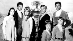 Na snímku je rodina Robinsonových z původního seriálu z 60. let.