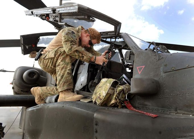 Britain's Prince Harry prepares for a mission in his Apache helicopter in Camp Bastion, southern Afghanistan in this photograph taken October 31, 2012, and released January 21, 2013. The Prince, who is serving as a pilot/gunner with 662 Squadron Army Air Corps, is on a posting to Afghanistan that runs from September 2012 to January 2013. Photograph taken October 31, 2012. REUTERS/John Stillwell/Pool (AFGHANISTAN - Tags: MILITARY POLITICS SOCIETY ROYALS CONFLICT) Published: Led. 21, 2013, 7:50 odp.