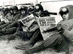Argentinští vojáci si čtou noviny během války o Falklandy (Archivní snímek z května 1982)