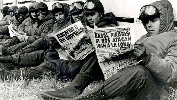 Argentinští vojáci si čtou noviny během války o Falklandy (Archivní snímek z května 1982)