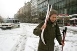 Pro lyžování nebyl dnes na Václavském náměstí vhodný sníh.