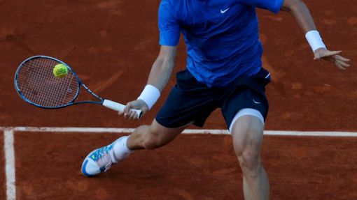 Český tenista Tomáš Berdych odráží zpět na Argentince Juana Martina Del Potra během osmifinále French Open 2012