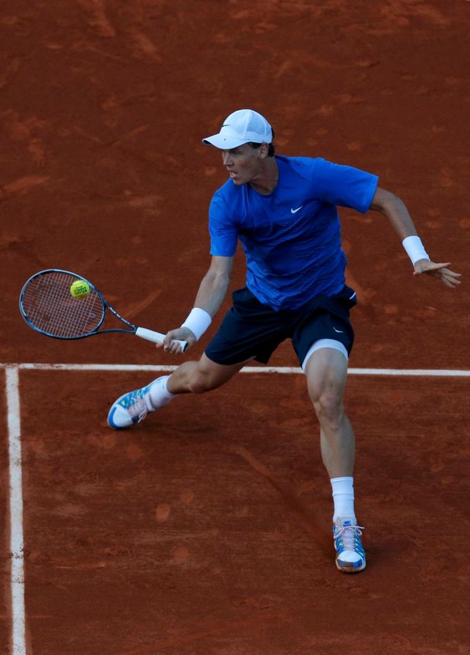 Český tenista Tomáš Berdych odráží zpět na Argentince Juana Martina Del Potra během osmifinále French Open 2012