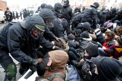 Policie na drážďanském nádraží brání neonacisty