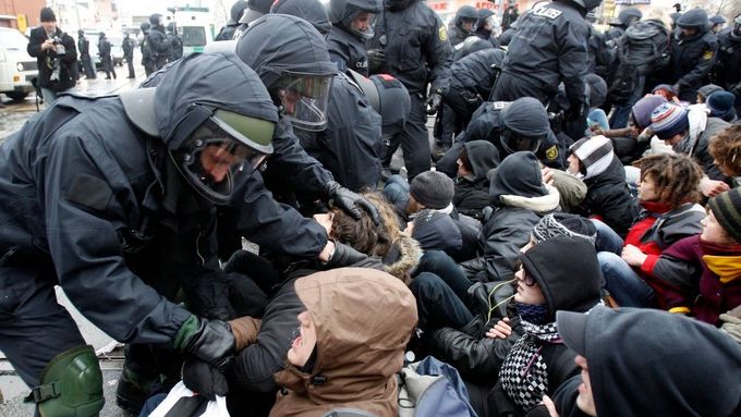 Policista zatýká krajně levicového demonstranta