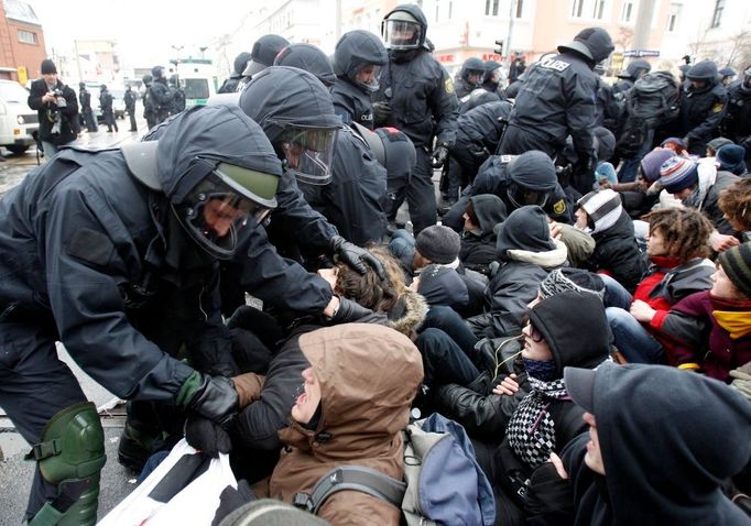 Policista zatýká krajně levicového demonstranta