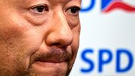 SPD s předsedou Tomiem Okamurou mělo štáb v hotelu Don Giovanni, při sledování výsledků ale příliš nadšeně nevypadal. Při příchodu do štábu se pak bočním vchodem vyhnul reportérovi Aktuálně.cz, kterému předtím hnutí odmítlo udělit akreditaci, 4. října 2025, Praha.