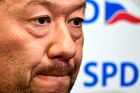 SPD s předsedou Tomiem Okamurou mělo štáb v hotelu Don Giovanni, při sledování výsledků ale příliš nadšeně nevypadal. Při příchodu do štábu se pak bočním vchodem vyhnul reportérovi Aktuálně.cz, kterému předtím hnutí odmítlo udělit akreditaci, 4. října 2025, Praha.