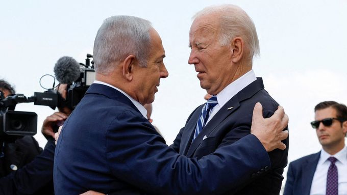 Americký prezident Joe Biden s izraelským premiérem Benjaminem Netanjahuem v Izraeli 18. října 2023 pár dní po útoku Hamásu na židovský stát.